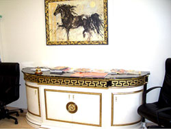 Infusionsraum - im Zentrum steht ein weißes Sideboard mit Gold-Applikationen